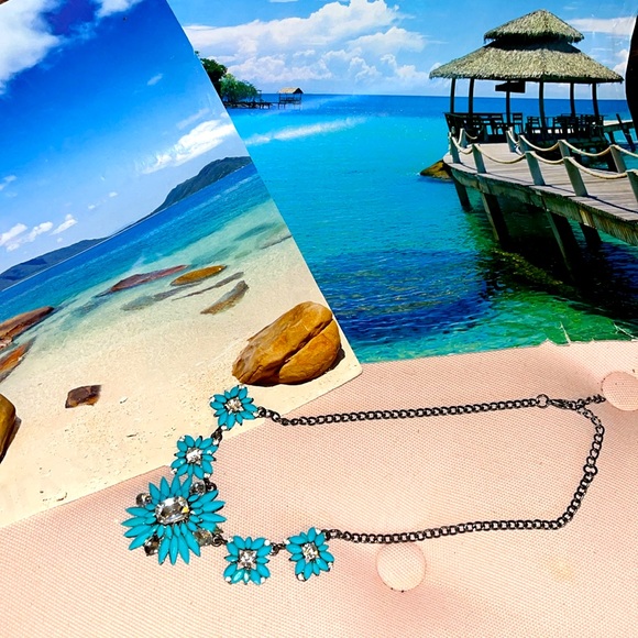 🚫Gifted Turquoise & diamanté sparkle fashion statement necklace on a chain - Picture 3 of 7